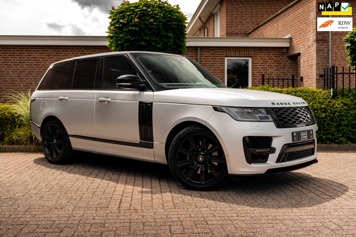 Land Rover Range Rover - P400e Limited Edition 404 PK SVO Kleur Pano Soft-Close Keyless Meridian 21'' - AutoWereld.nl