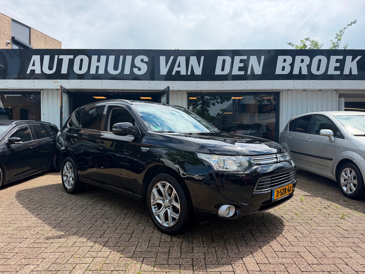 Mitsubishi Outlander - 2.0 PHEV|NAP|Pano|Navi|Cruise|Xenon|Leder|Trekh|Lmv| - AutoWereld.nl