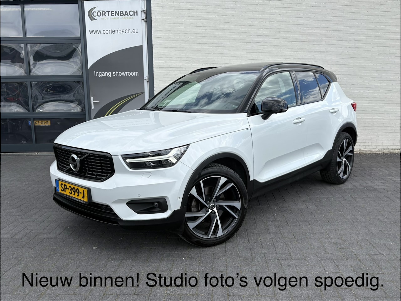Volvo XC40 - 2.0 T5 AWD R-Design Intro Edition | 2.100 kg Trekvermogen | Zwenkbare trekhaak | Panorama - AutoWereld.nl
