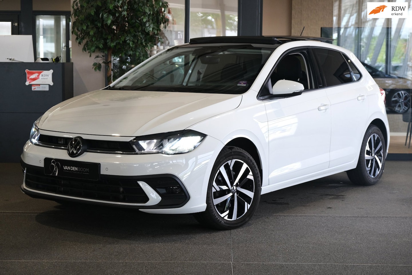 Volkswagen Polo - 1.0 TSI Life 110PK DSG Facelift Pano Virtual Trekhaak Navi - AutoWereld.nl