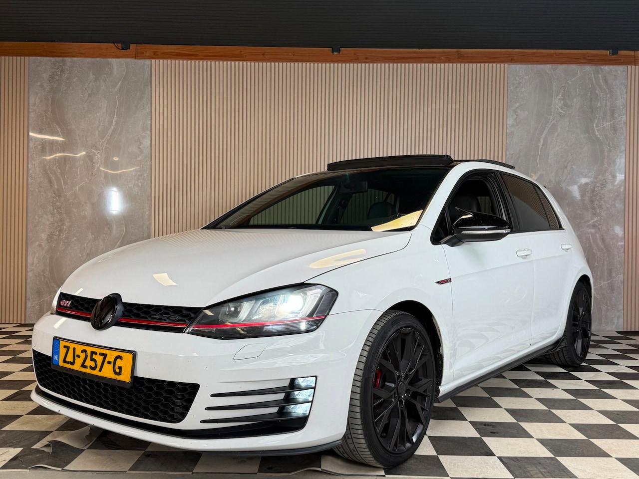 Volkswagen Golf - 2.0 TSI GTI Nwe Apk Akra Carplay Pano Keyless Cruise Control Airco - AutoWereld.nl
