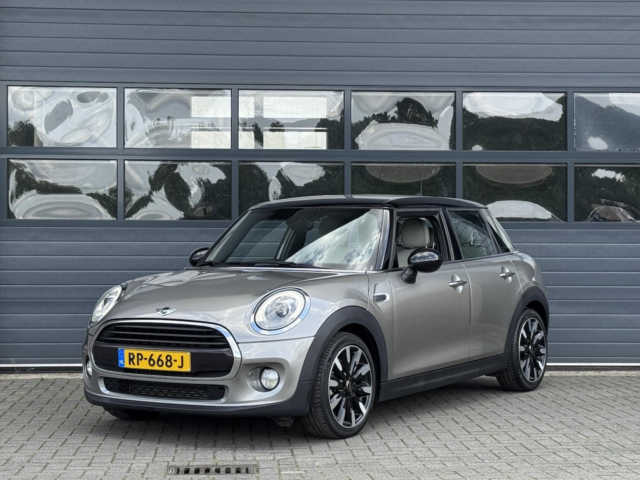 MINI Cooper - 1.5 CHILI SERIOUS BUSINESS I DEALER ONDERHOUDEN I 5-DEURS I LEDEREN BEKLEDING - AutoWereld.nl