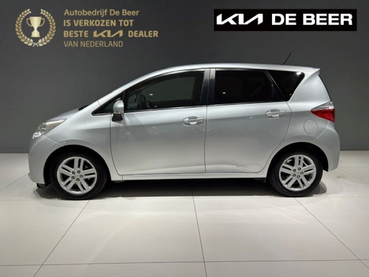 Toyota Verso S - 1.3 VVT-i 99pk CVT Dynamic Pano Trekhaak Clima Camera - AutoWereld.nl