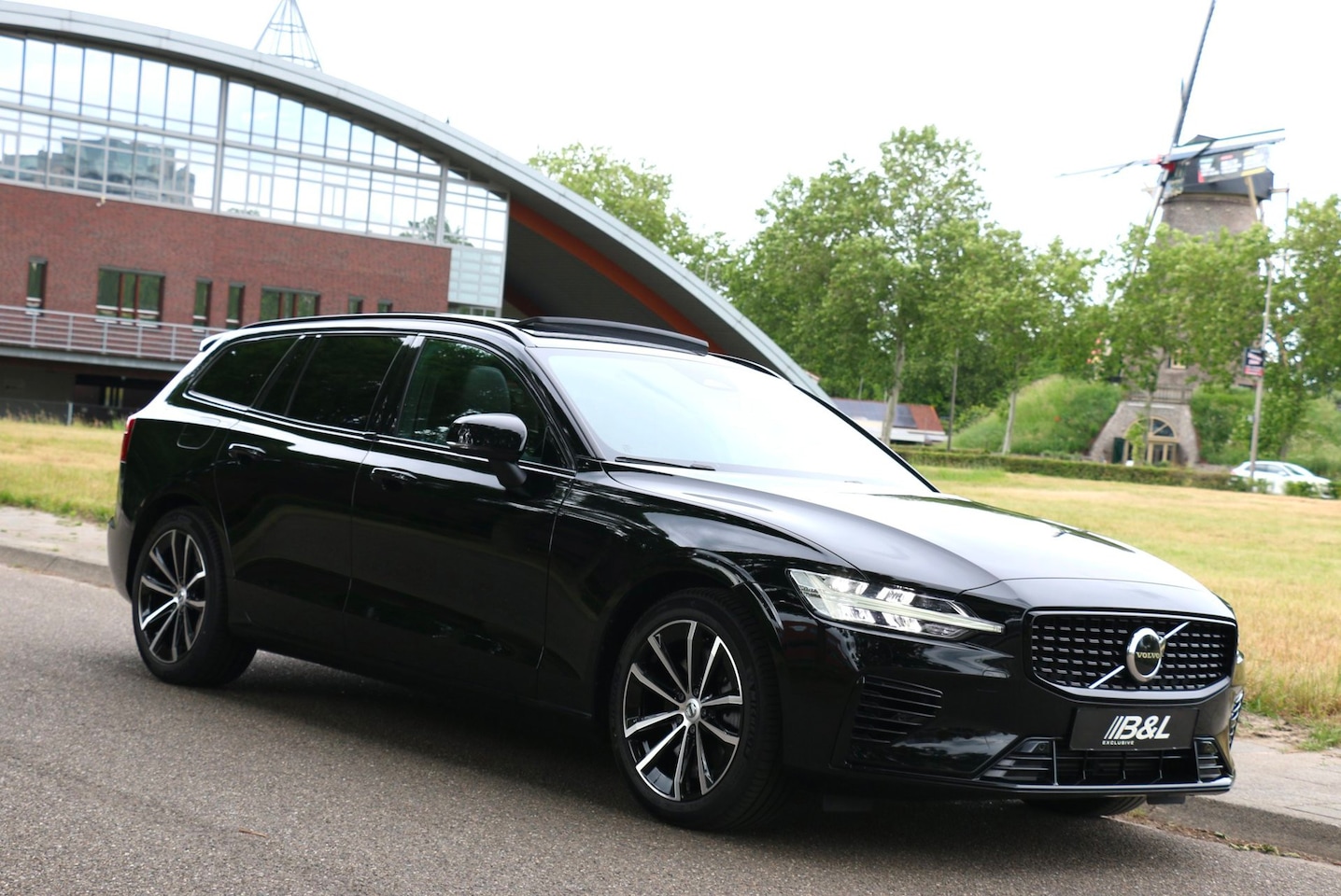 Volvo V60 - 2.0 T8 Plug-in R-Design Ultimate Dark Hybrid 335kW 456Pk AWD Aut Recharge Black Line Full - AutoWereld.nl