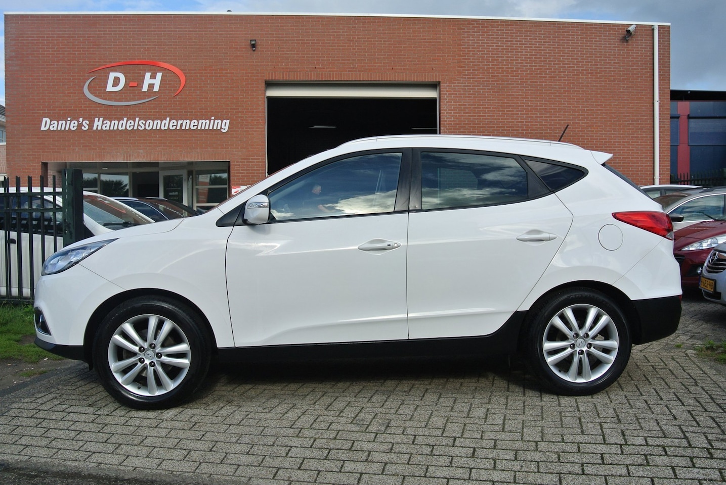 Hyundai ix35 - 2.0i i-Catcher airco leder automaat panoramadak trekhaak inruil mogelijk nap - AutoWereld.nl