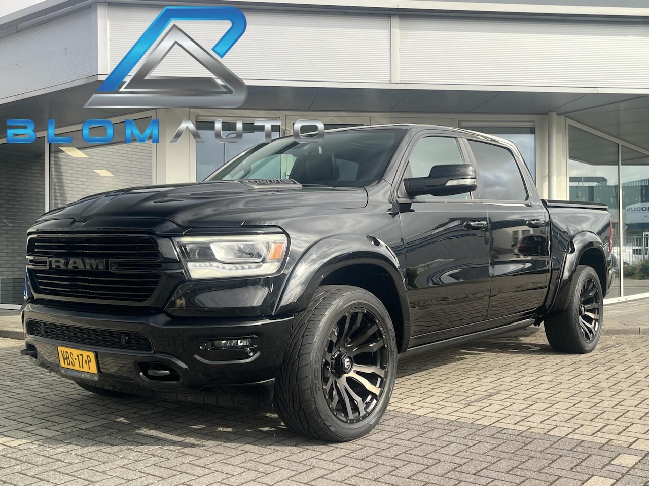 Dodge Ram 1500 - 4X4 5.7V8 4x4 WIDE BODY+PANO+LUCHT+H&K NLAUTO - AutoWereld.nl