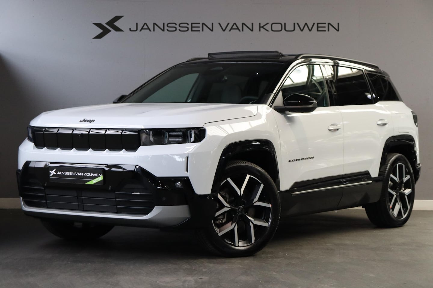 Jeep Compass - First Edition 74 kWh Panoramadak / 1.9% financieringsactie / 2+6 Jaar garantie - AutoWereld.nl