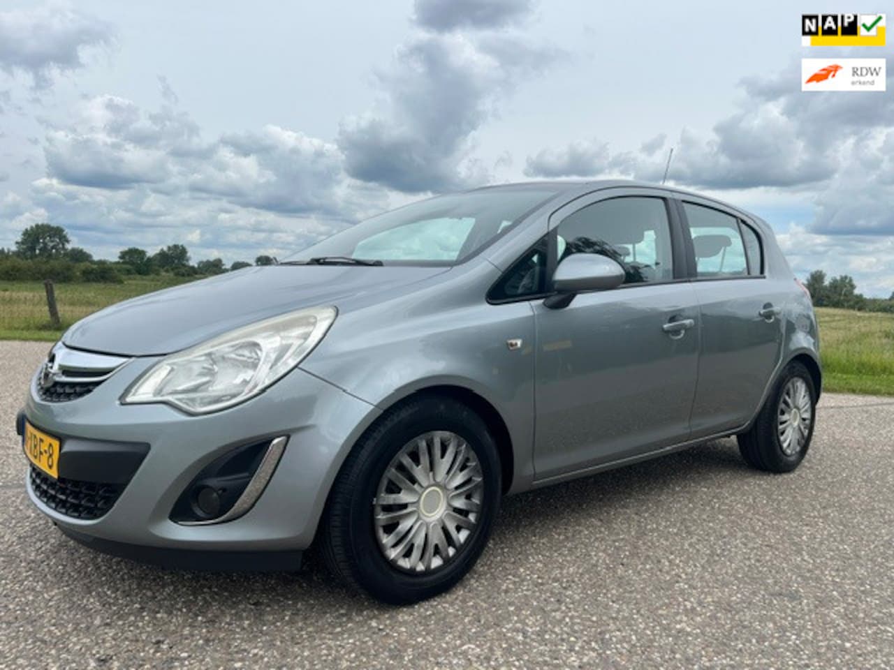 Opel Corsa - 1.4-16V Color Edition Airco navi 153976 km nap bj 2012 5 drs - AutoWereld.nl
