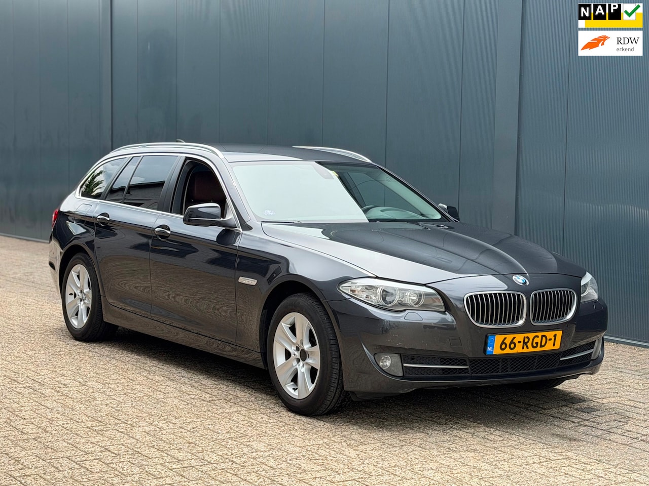 BMW 5-serie Touring - 523i Automaat | Leder | Navi Groot | Export of Handel - AutoWereld.nl