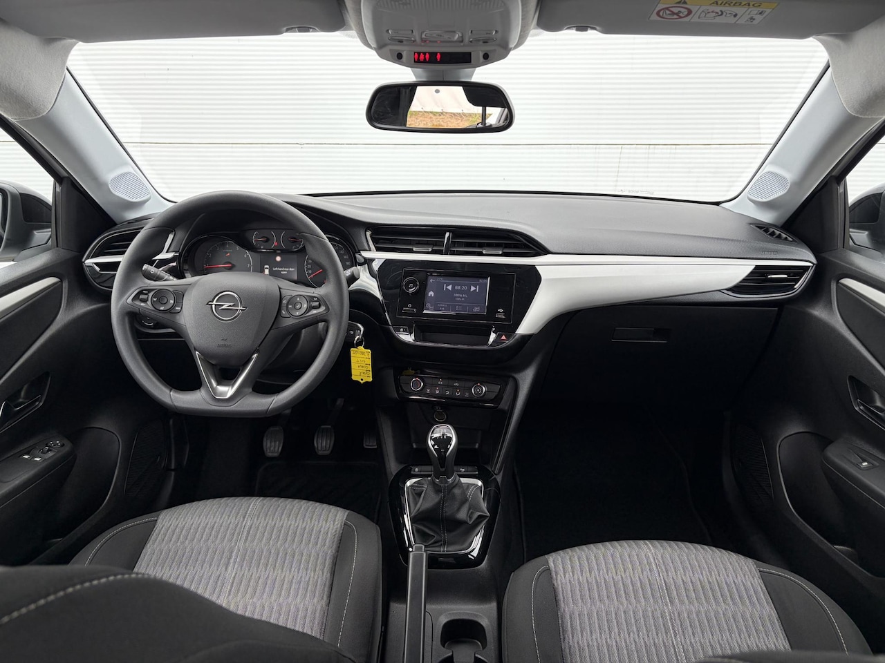 Opel Corsa - 1.2 Edition / 1ste Eigenaar / Trekhaak ( 500 kg ) / Pdc / Lage km-Stand / - AutoWereld.nl
