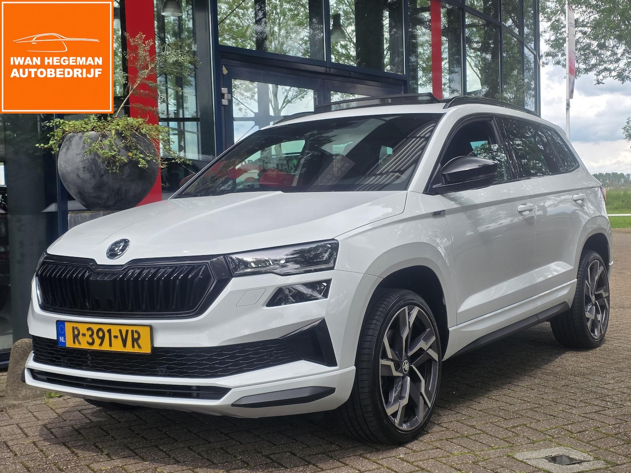 Skoda Karoq - 1.5 TSI ACT Sportline Business AUTOMAAT | Panoramadak | Digitaal dashboard | Matrix-LED | - AutoWereld.nl