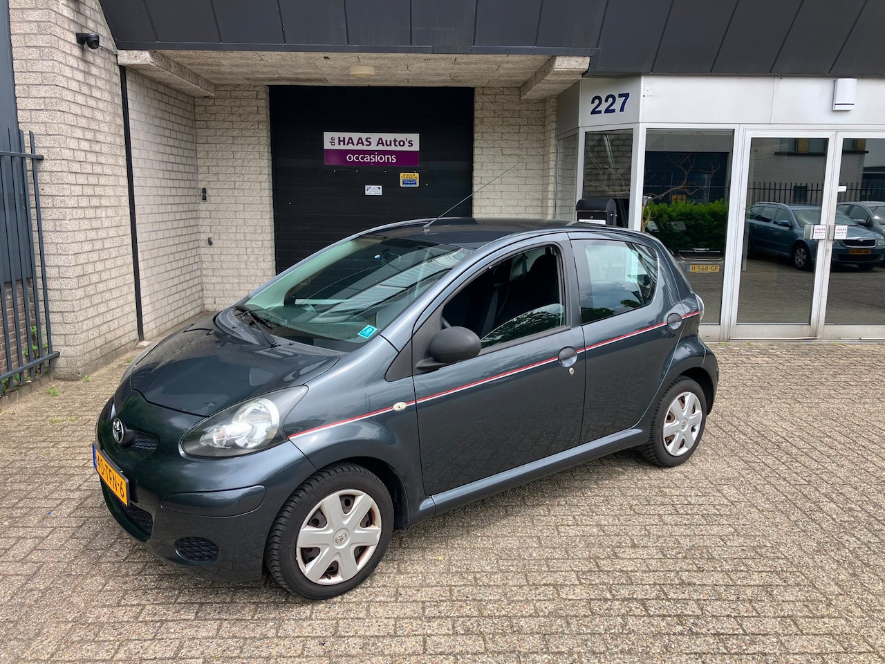 Toyota Aygo - 1.0-12V Cool / 5 DEURS / ZUINIG / KM+NAP / METALLIC / APK JUNI 2027 - AutoWereld.nl