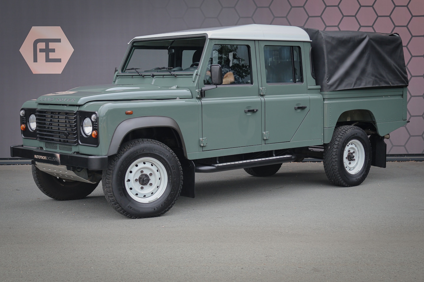 Land Rover Defender 130 - 2.2 D DC E | ELEKTRISCHE RAMEN | TREKHAAK | UNIEKE KILOMTERSTAND. - AutoWereld.nl
