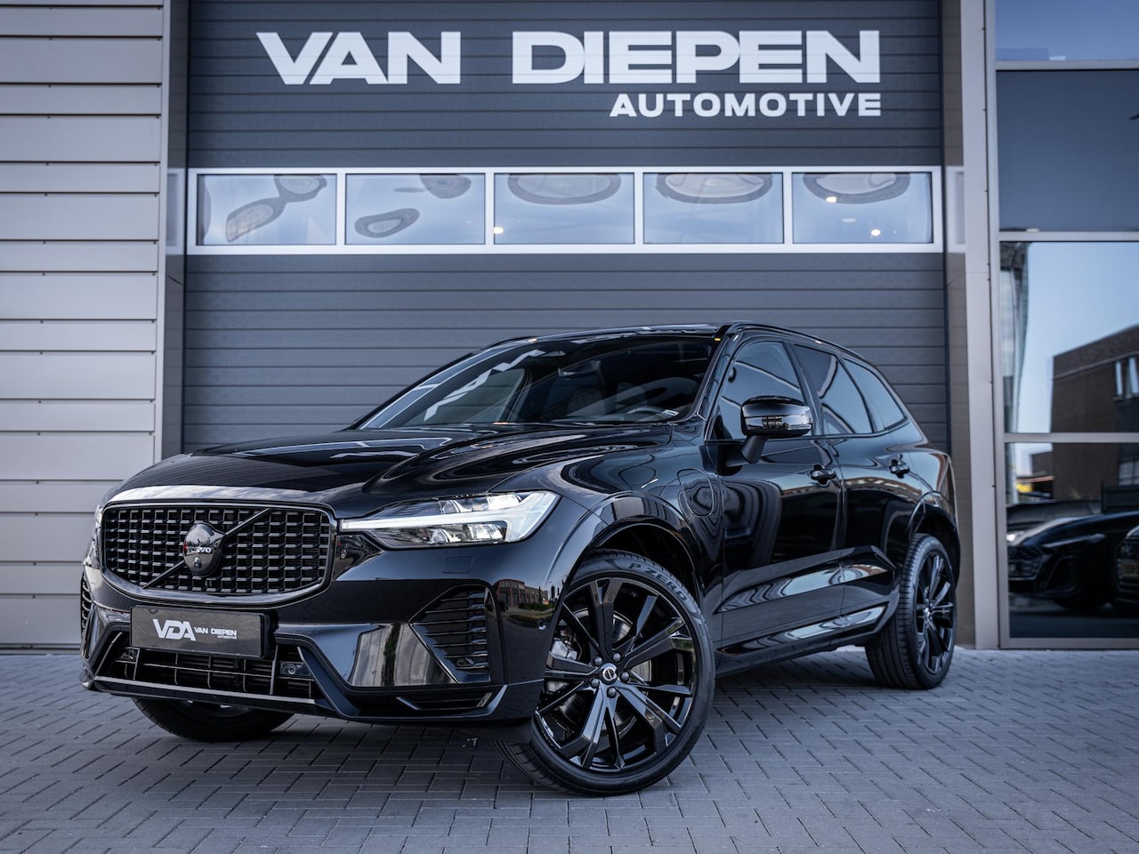 Volvo XC60 - 2.0 T6 Plug-in hybrid AWD Ultra Black Edition - Pano l Trekhaak l Memory - AutoWereld.nl