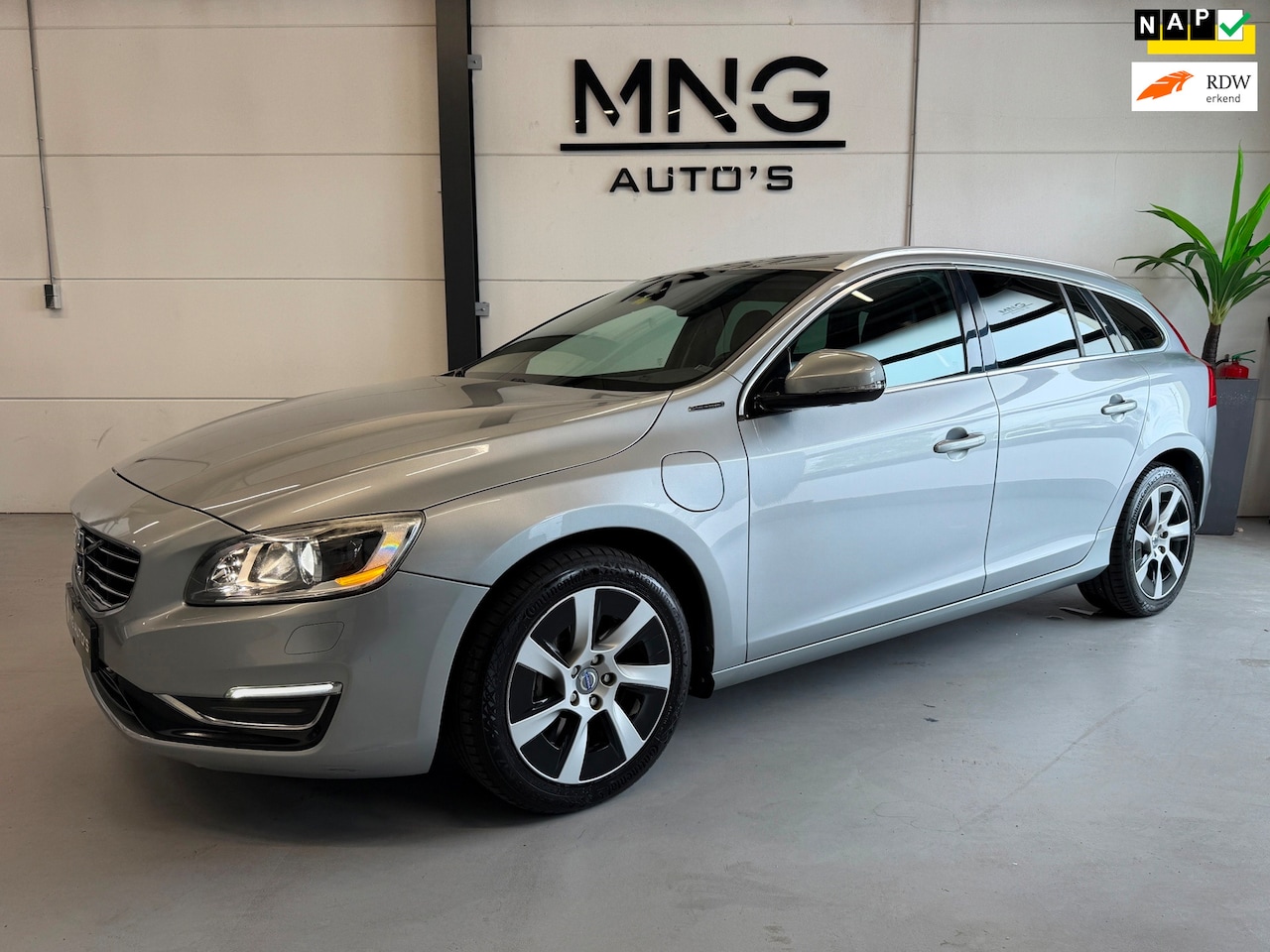 Volvo V60 - 2.4 D6 AWD Plug-In Hybrid|Memory|StandKachel|Leder| - AutoWereld.nl