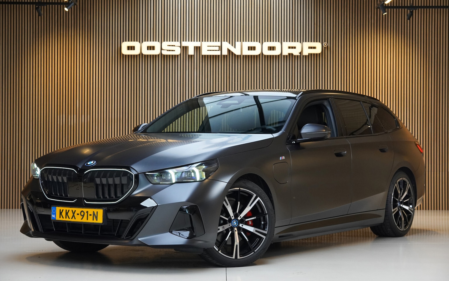 BMW 5-serie Touring - 530e/299pk M Sport xDrive|2024|Panoramadak|B&W|Leder+koeling+verw.+memory|PDC+360+Assist|2 - AutoWereld.nl