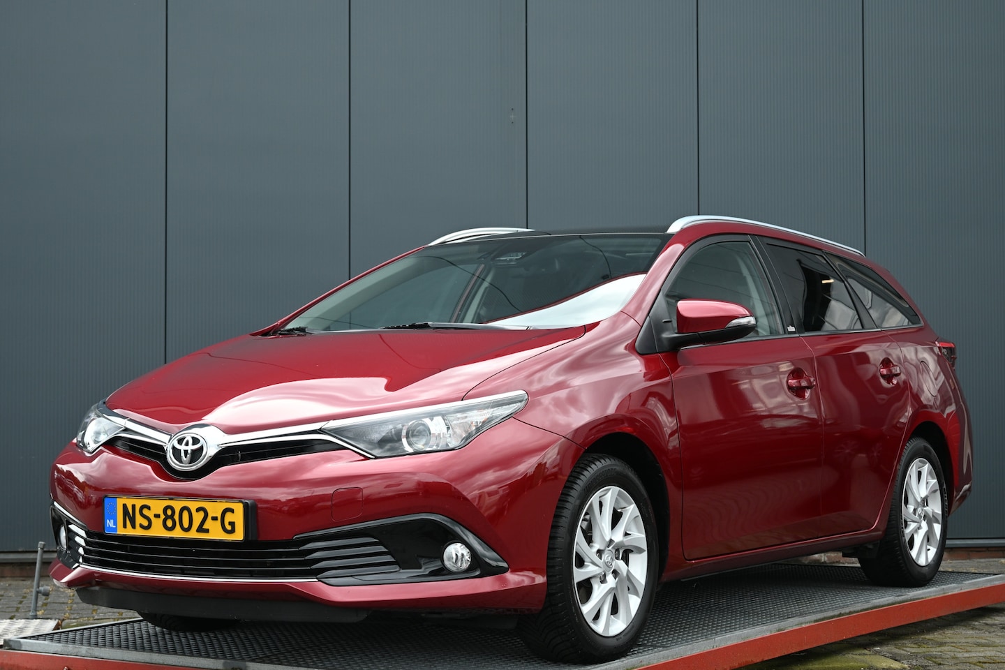 Toyota Auris Touring Sports - 1.2T Volcano Edition trekhaak panoramadak - AutoWereld.nl
