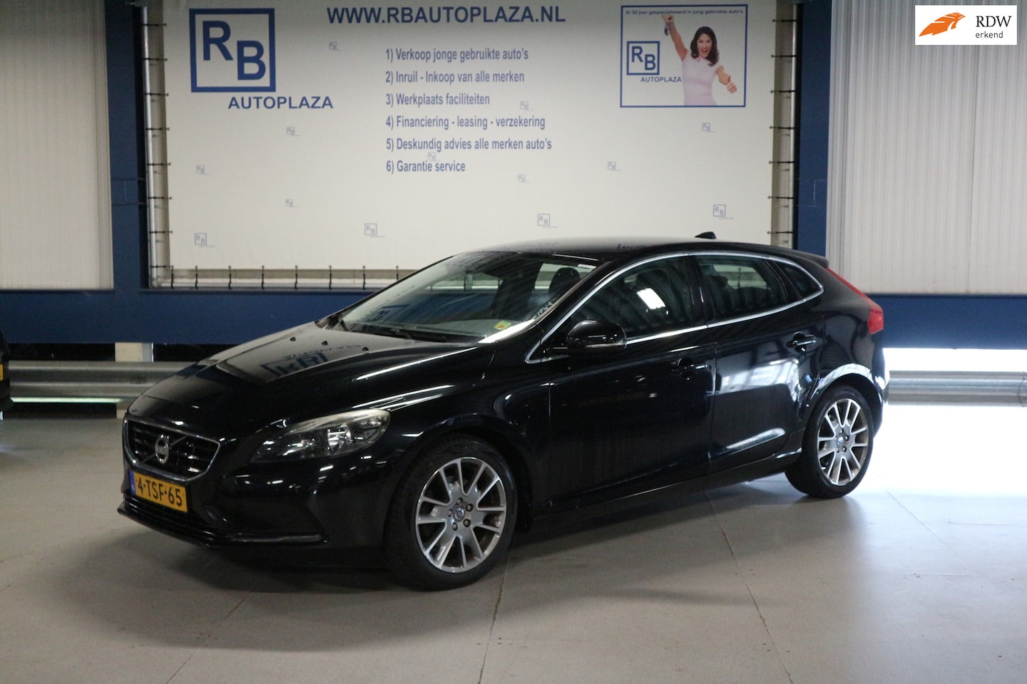 Volvo V40 - 1.6 T3 Momentum / NAP KM STAND / 5 2027 APK ! ! ! - AutoWereld.nl