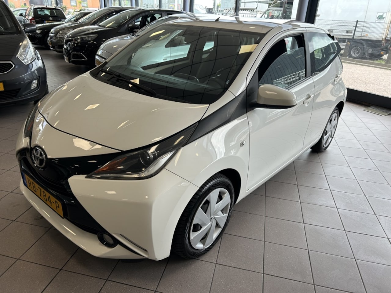 Toyota Aygo - 1.0 VVT-i x-play Achteruit rij Cam NW APK BJ 2017 !!! - AutoWereld.nl