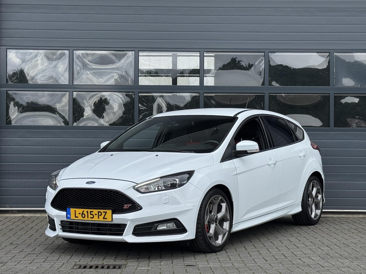 Ford Focus - 2.0 ST I WINTERPAKKET I APPLE CARPLAY I ADAPTIVE CRUISE CONTROL - AutoWereld.nl