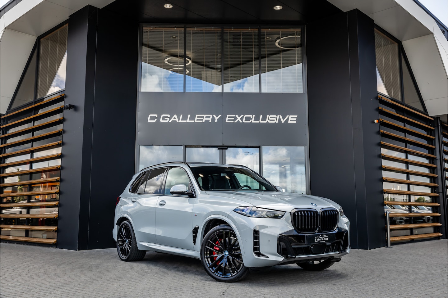 BMW X5 - xDrive50e - M Sport | Panorama | H&K | Carbon | Elek. Trekhaak | Stoelkoeling - AutoWereld.nl