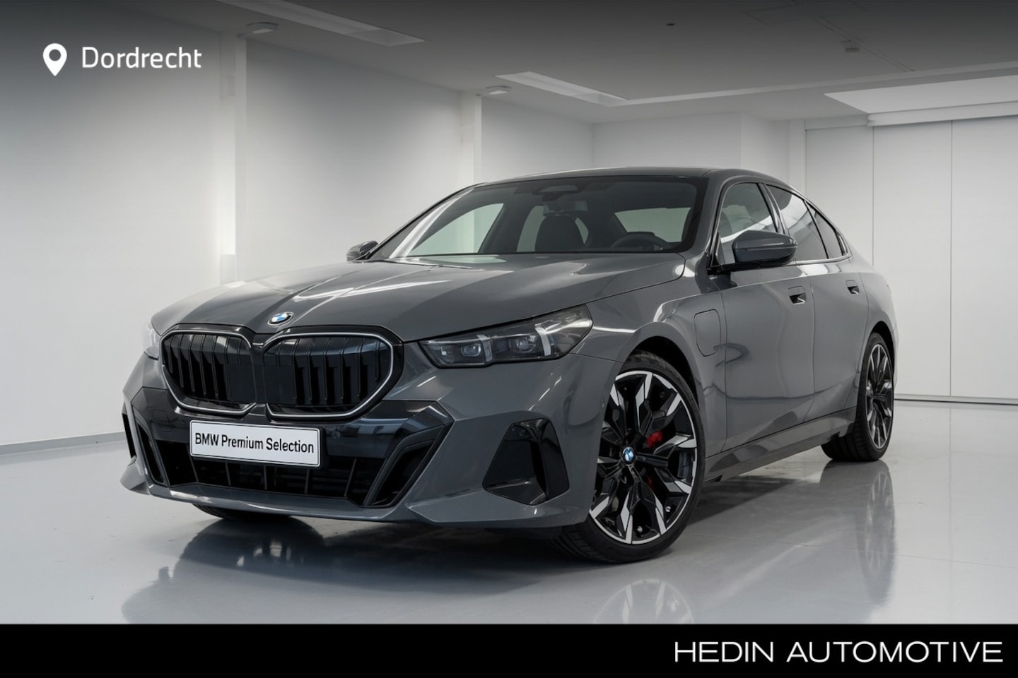 BMW 5-serie - 550e xDrive | Individual Grigio Telesto | 21" | M-Stoelen | Driv .Ass. Pro | Adaptief M On - AutoWereld.nl