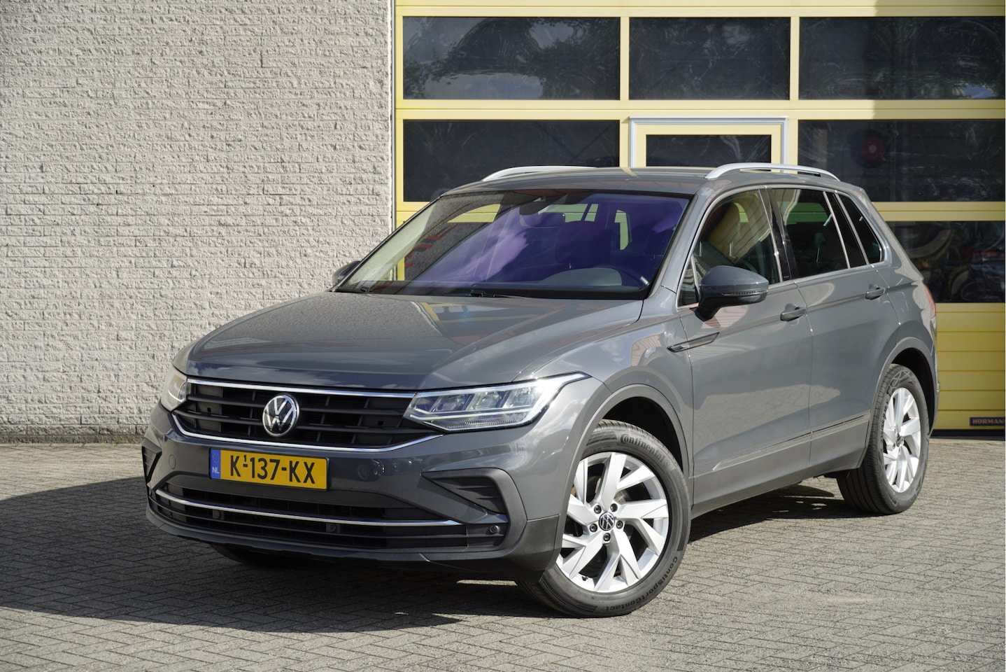 Volkswagen Tiguan - 1.5 TSI 150PK! Life Business BJ2021 Lmv 18" | Led V+A | Pdc | Keyless entry | Elek. achter - AutoWereld.nl