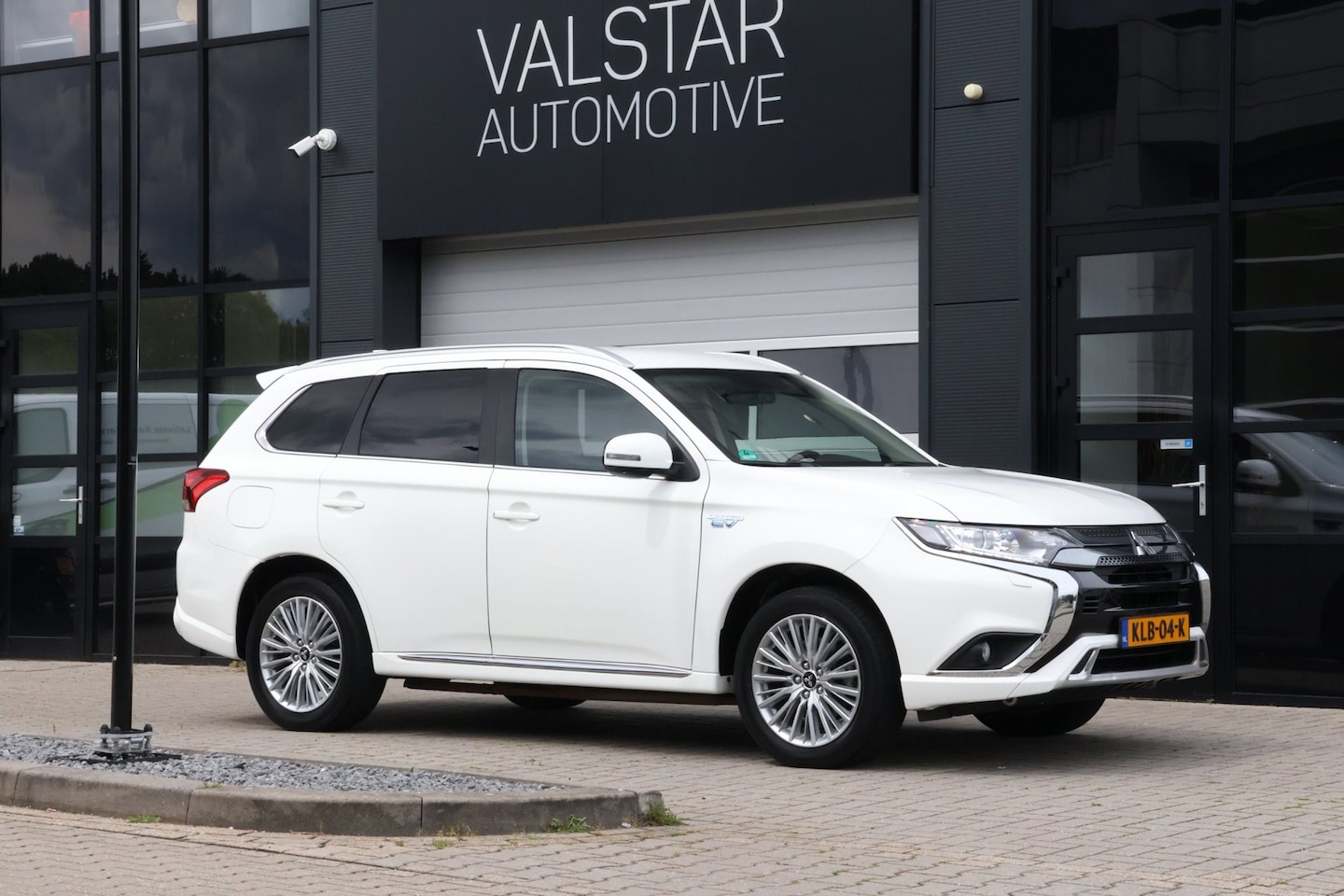 Mitsubishi Outlander - 2.4 PHEV Intense+ Plug in Hybride | Stoel verwarming | Camera - AutoWereld.nl