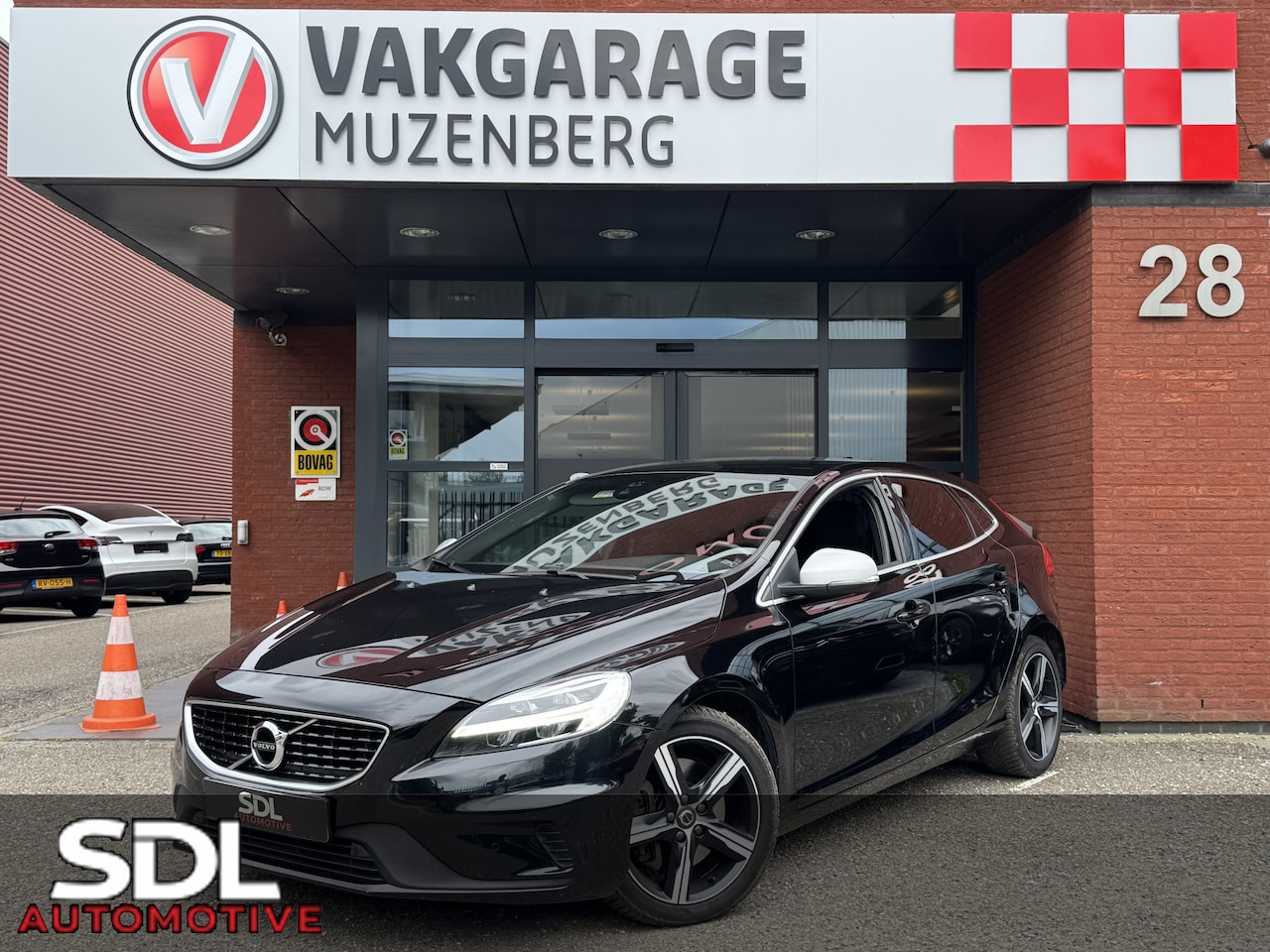 Volvo V40 - 1.5 T2 R-Design // NAVI // CRUISE // LED // PDC // TREKHAAK // STOELVERWARMING // - AutoWereld.nl