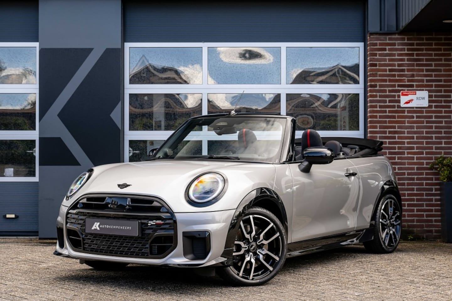 MINI Cabrio - Cooper S JCW | John Cooper Works | Harman/Kardon | Head-Up | Driving Ass. Plus | 360 Camer - AutoWereld.nl