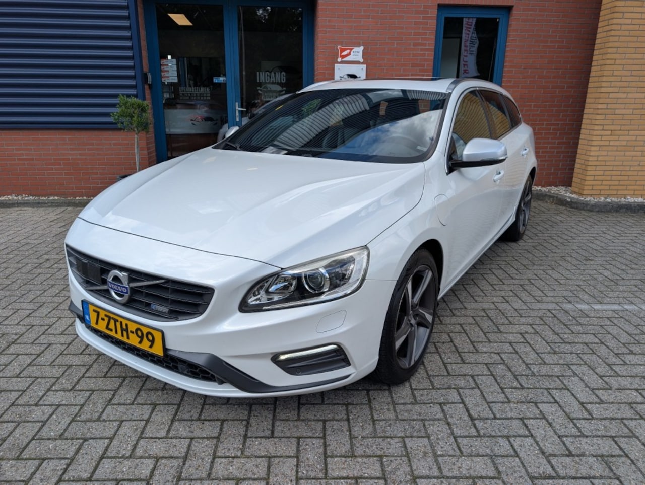 Volvo V60 - 2.4 D6 AWD PL.I R-D. - AutoWereld.nl