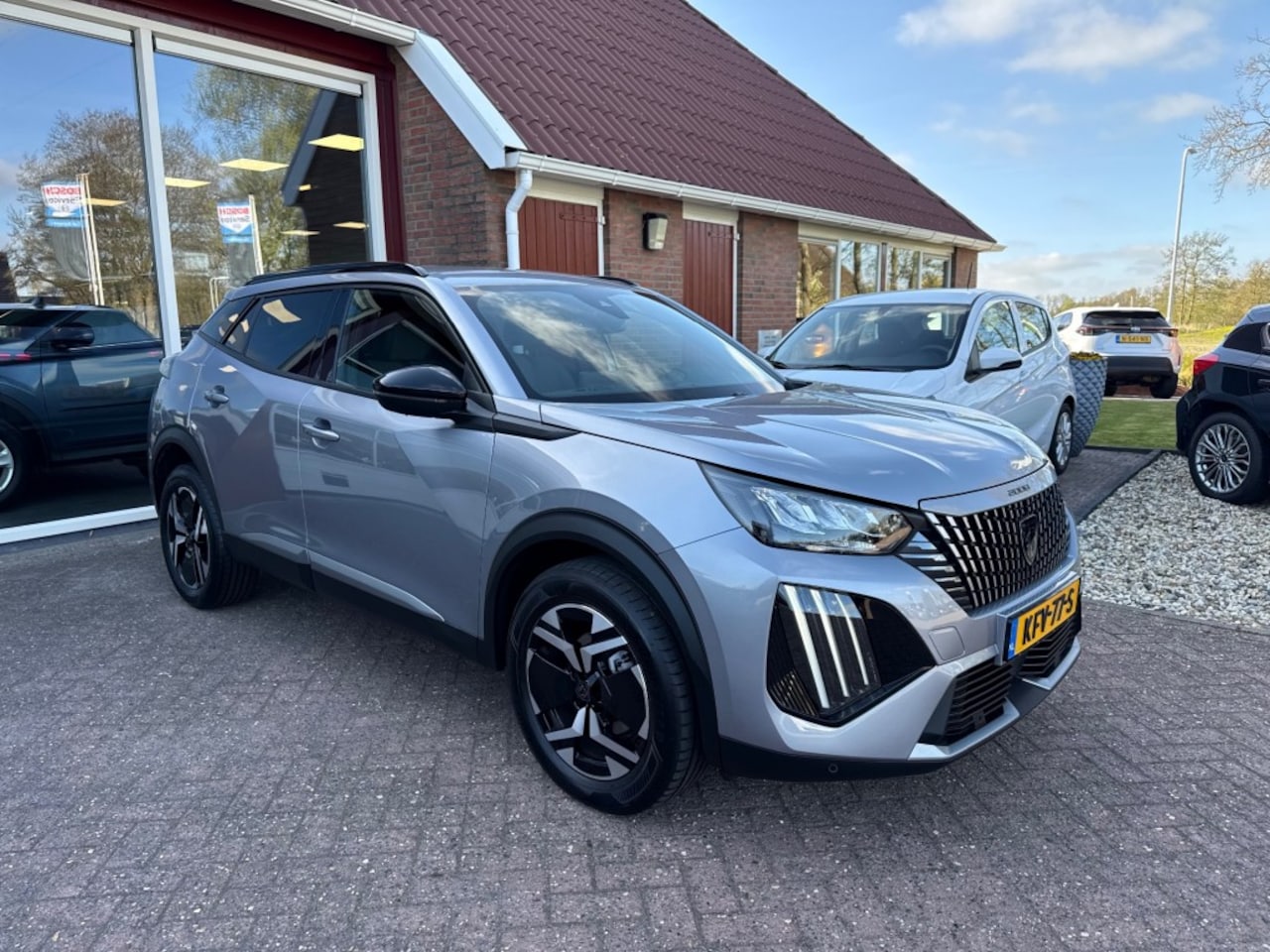 Peugeot 2008 - 1.2 PURETECH ALLURE Cruise Control/PDC/17'' LM - AutoWereld.nl