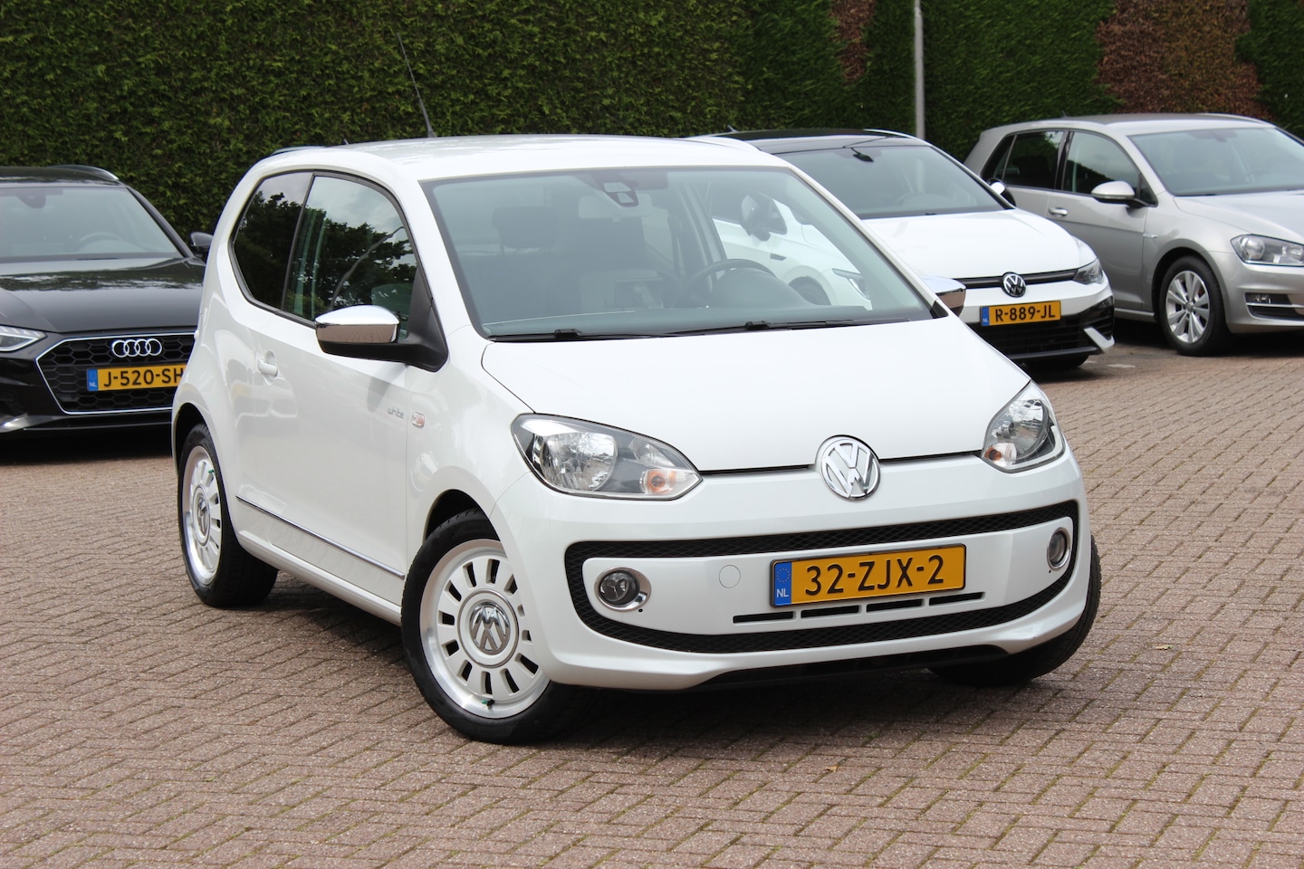 Volkswagen Up! - 1.0 high up! BlueMotion / Navigatie / Parkeerhulp achter / Cruise Control / 16'' / Bluetoo - AutoWereld.nl