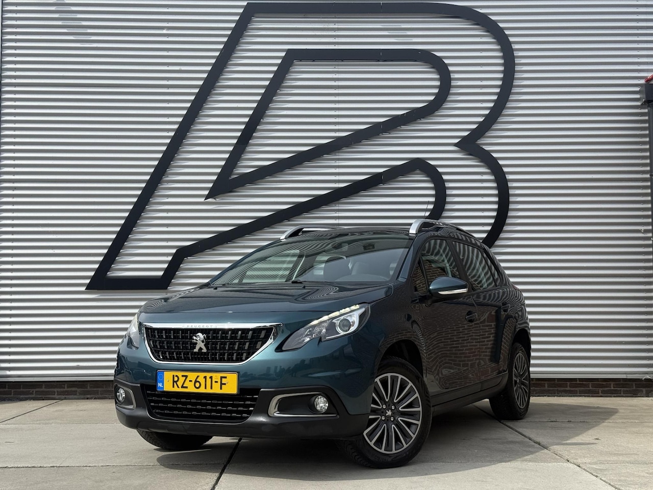 Peugeot 2008 - 1.2 PureTech Blue Lion 2e Eigenaar|Navi|Pano|Carplay|D-riem vv in 2024|Trekhaak|Airco|Crui - AutoWereld.nl
