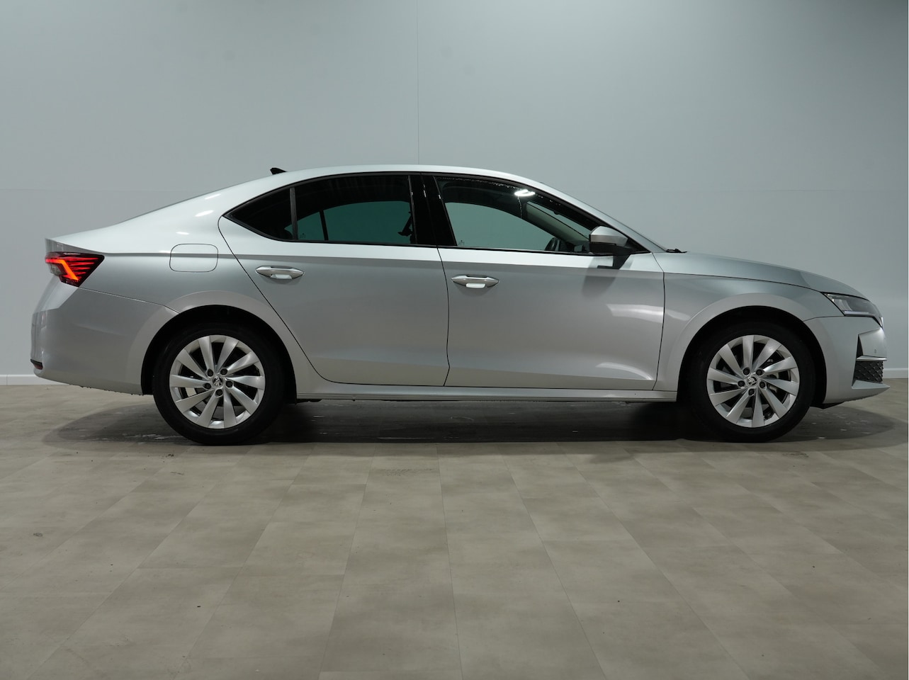 Skoda Octavia - 1.5 TSI MHEV First Edition | Camera | Navigatie | Stoelverw. | Android/Carplay 235 - AutoWereld.nl