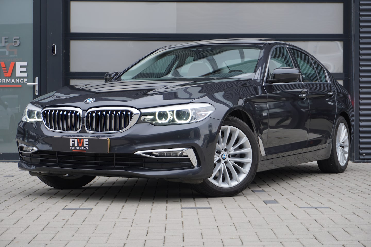 BMW 5-serie - 520d EDE High Executive Trekhaak / Head-Up / Schuif-/Kantaldak / Comfortstoelen - AutoWereld.nl