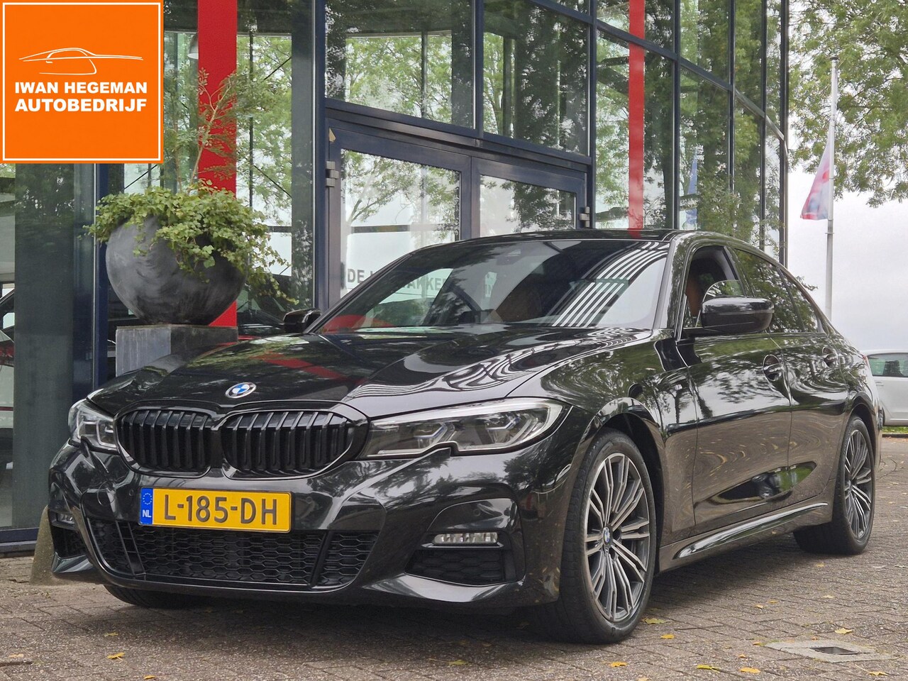 BMW 3-serie - 318i High Executive | M Sport Pack | PDC+Camera | Climate | Panoramadak | Leder | - AutoWereld.nl