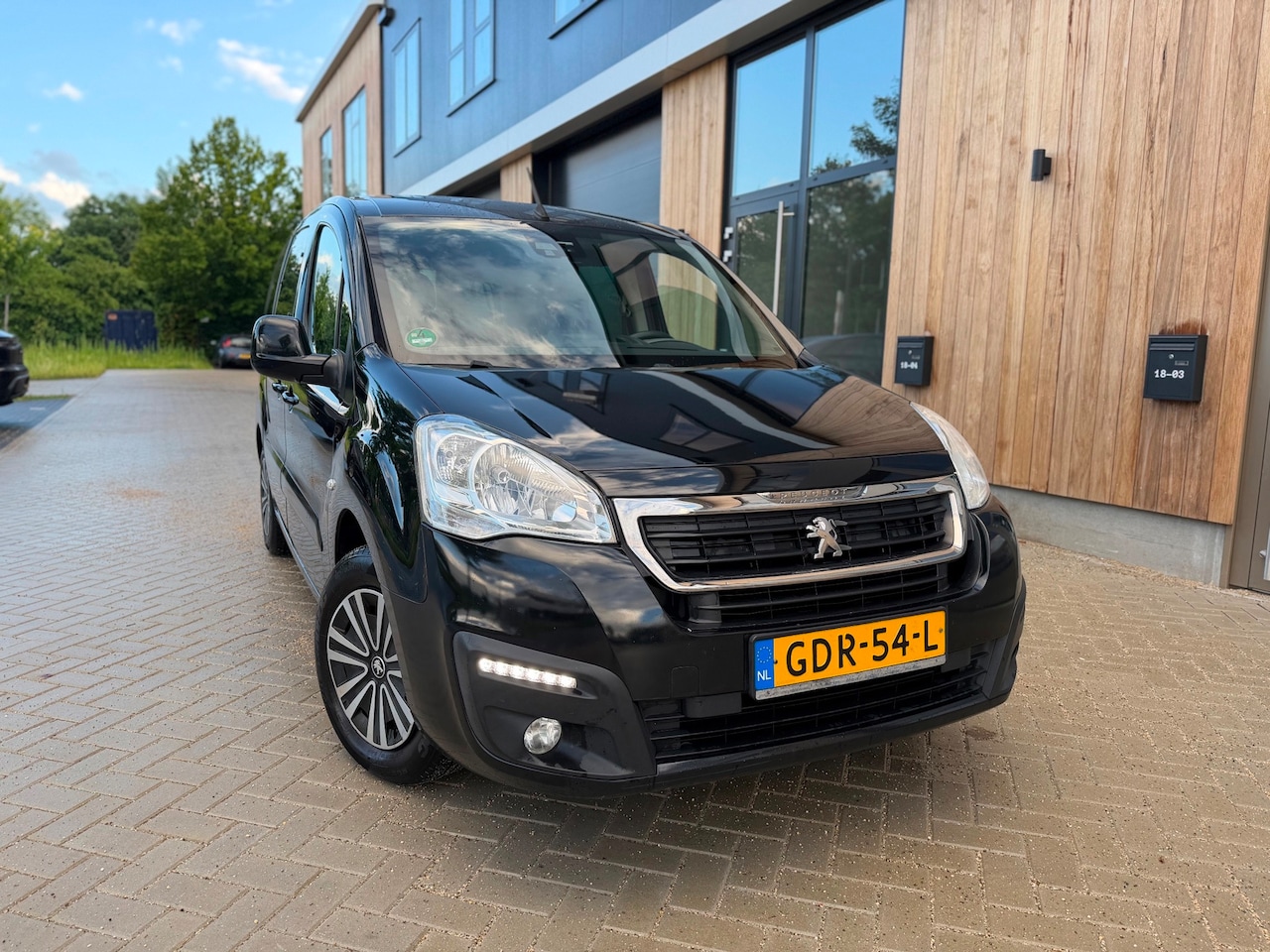 Peugeot Partner Tepee - 1.6 BlueHDi Allure 100PK (bj 2018) 5P|CAMERA|NAVI|ECC|DAB+ - AutoWereld.nl