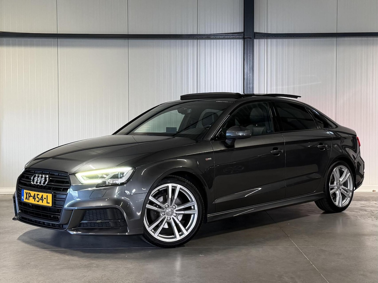 Audi A3 Limousine - 35 TFSI 3X S-line Pano Virtual Black Optic - AutoWereld.nl