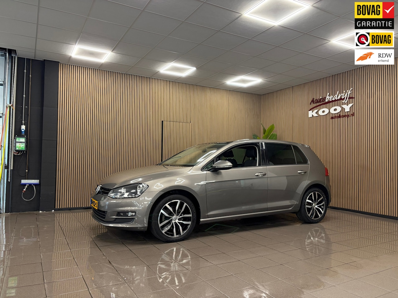 Volkswagen Golf - 1.4 TSI Highline Cup edition * Automaat / Panorama dak / Trekhaak / 17 inch LM / Volledig - AutoWereld.nl