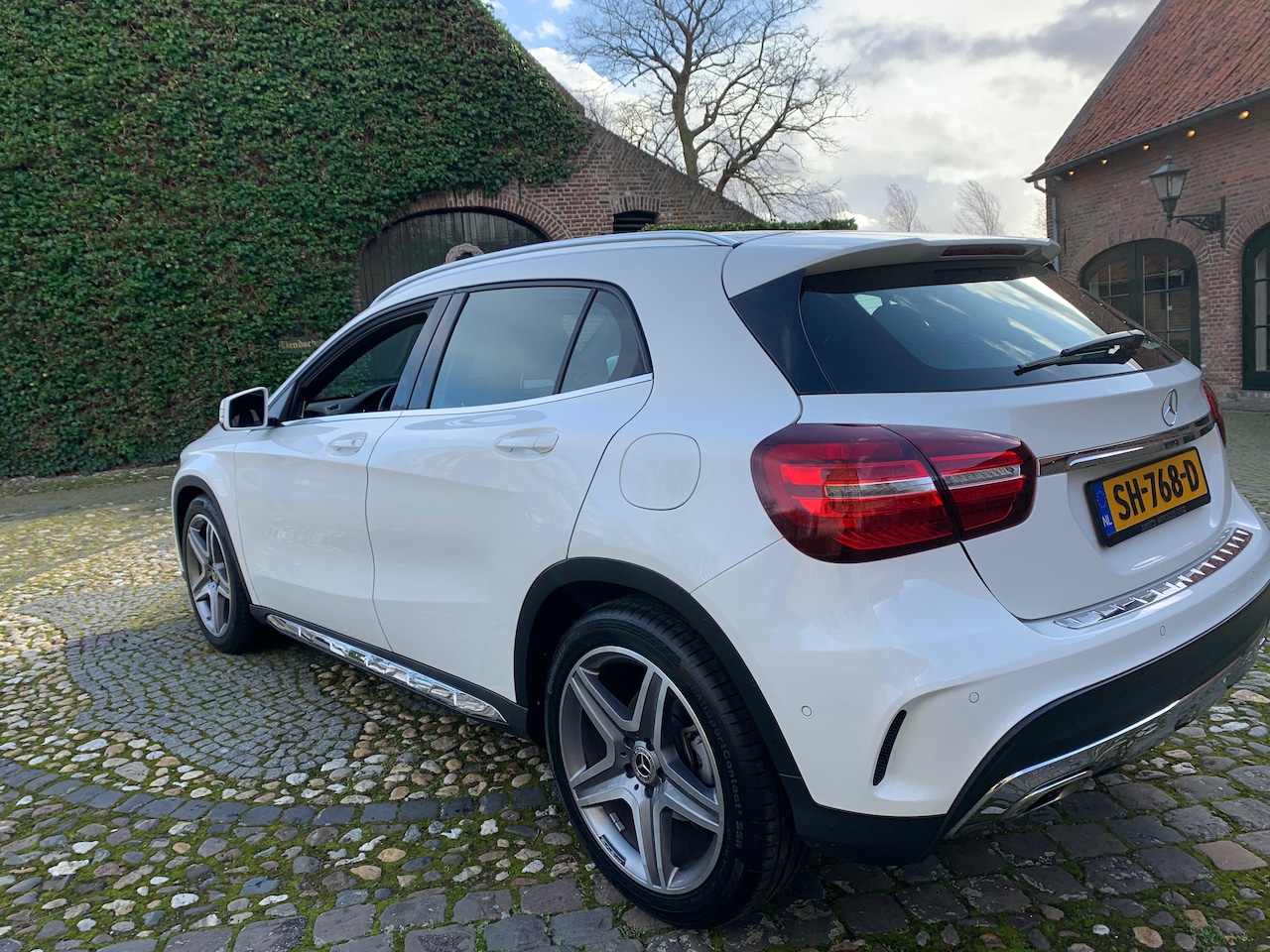 Mercedes-Benz GLA-Klasse - 180 Business Solution AMG CarPlay, Trekhaak - AutoWereld.nl