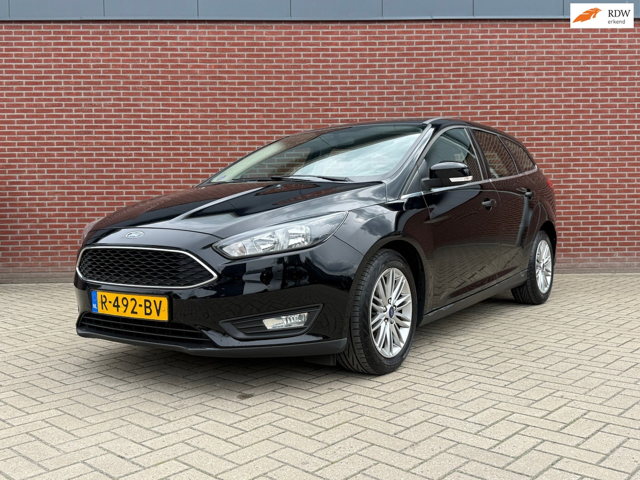 Ford Focus Wagon - 1.0 Lease Edition / Airco / Parkeersensoren / Trekhaak - AutoWereld.nl