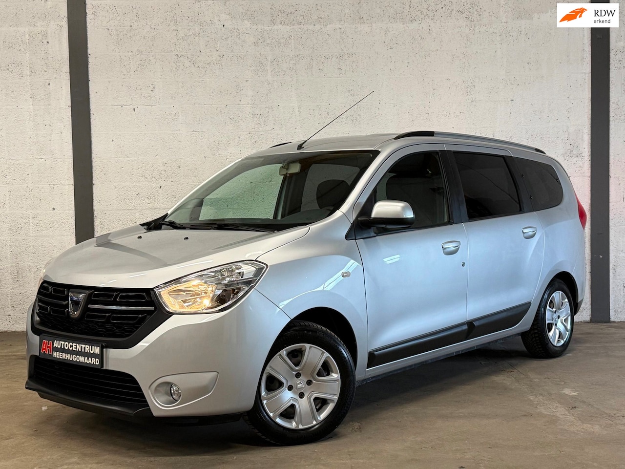 Dacia Lodgy - 1.6 SCe 7p. Airco|Cruise|Elektrisch Pakket|Dealer Onderhouden !! - AutoWereld.nl