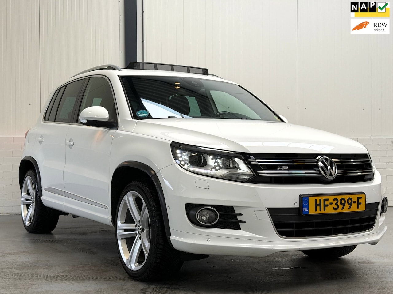 Volkswagen Tiguan - 1.4 TSI R-Line Edition|Pano|Trekhaak|Org NL|Dealer O.H. - AutoWereld.nl