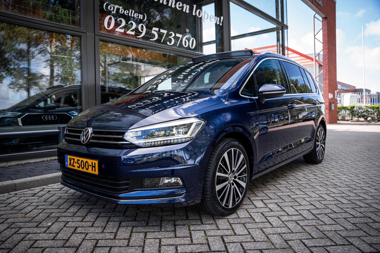 Volkswagen Touran - 1.8 TSI 180pk Highline Business R | 7 persoons | Trekhaak | Panoramadak | Led | Navigatie - AutoWereld.nl