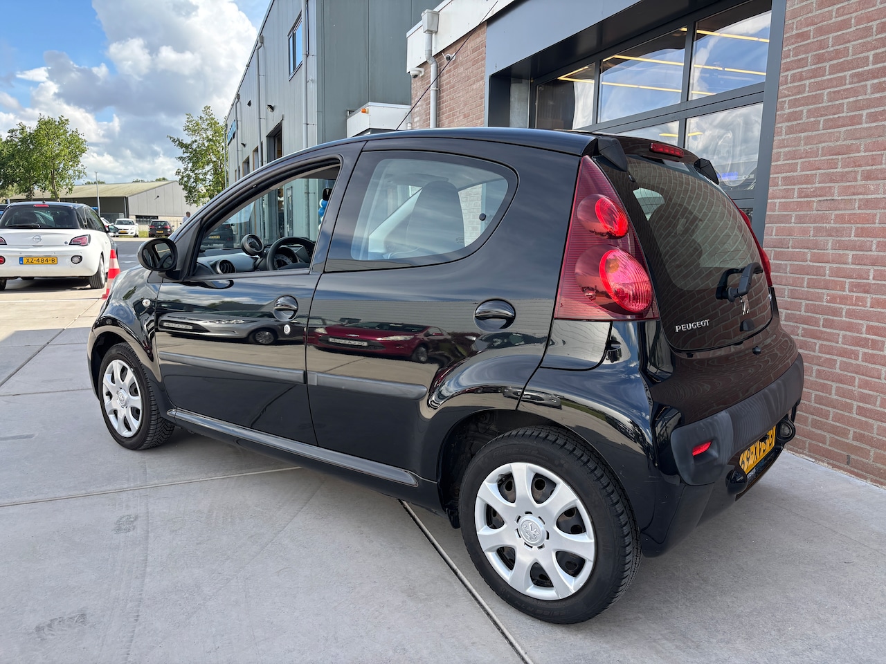 Peugeot 107 - 1.0 Active | Org-NL auto. Airco. El pakket. App-connect.