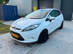 Ford Fiesta - 1.4 Trend Black on white Jaar Apk