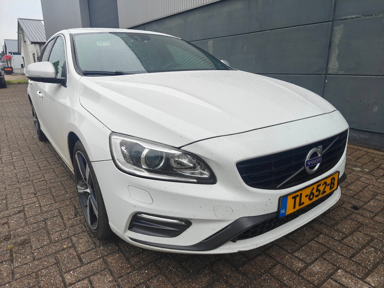 Volvo V60 - 2.0 D4 R-Design Motor Rookt!! - AutoWereld.nl