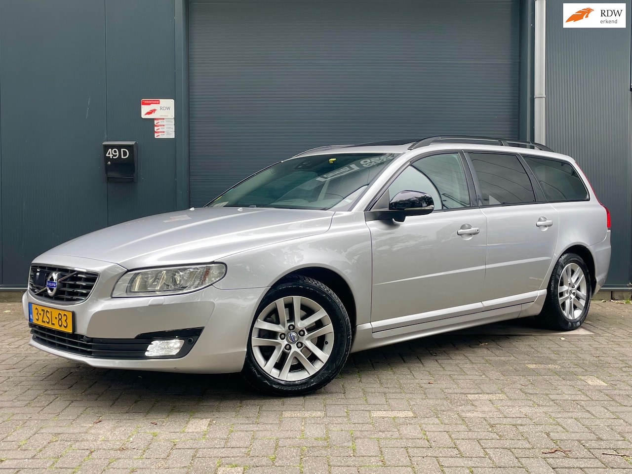 Volvo V70 - 2.0 D4 Summum VOL OPTIES LEER HARMAN/KARDON STANDKACHEL NAVI BLUETOOTH ACC DODEHOEK DEALER - AutoWereld.nl