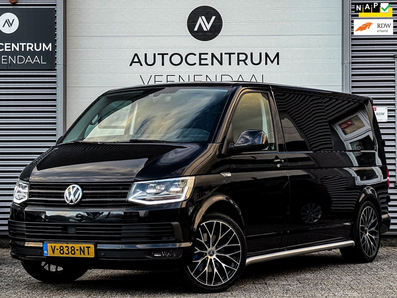 Volkswagen Transporter - 2.0 TDI L2H1 Dubbel Cabine DSG Highline 204 PK 20''/XENON/LEDER/CARPLAY/TREKHAAK - AutoWereld.nl